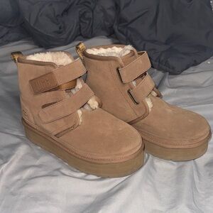 NWT UGGS - Girls size 4 Ugg platform bootie